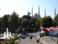 Praça em Istambul e Mesquita Azul ao fundo