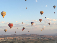 Balões de ar quente tripulados colorem o céu de Capadócia